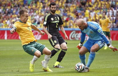 El delantero australiano Adam Taggart (i), el defensa español Raúl Albiol (c) y el guardameta español Pepe Reina (d) durante el partido Australia-España.