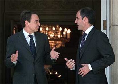 José Luis Rodríguez Zapatero al recibir, ayer, a Francisco Camps en el Palacio de la Moncloa.