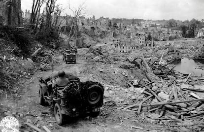 Un 'jeep' de la 35 División de Infantería del Ejército de los Estados Unidos se abre camino entre las ruinas de la ciudad de Saint-Lo, el 29 de julio de 1944. Saint-Lo, como otras ciudades normandas, quedó arrasada durante la batalla posterior al desembarco.