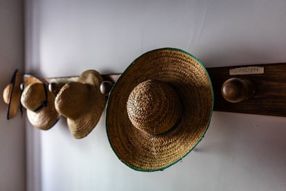 Sombreros de paja que usaban las monjas cuando salían a trabajar al huerto. En el perchero están pegadas las etiquetas con los nombres de sus dueñas.