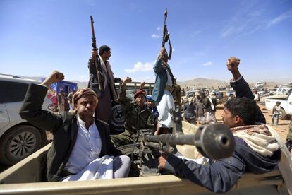 Un grupo de hombres yemeníes alzan sus armas en apoyo al movimiento chiíta huthi contra la intervención liderada por los saudíes, en Saná (Yemen).