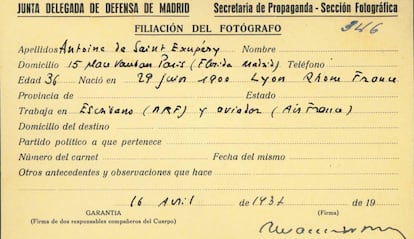 Tarjeta de prensa usada por el escritor y aviador francés Antoine de Saint-Exupéry durante la Guerra Civil española.