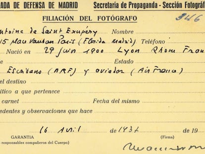 Tarjeta de prensa usada por el escritor y aviador francés Antoine de Saint-Exupéry durante la Guerra Civil española.