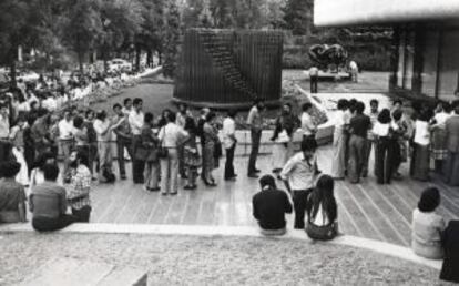 Colas para ver en 1977 la primera exposición de Picasso en España desde la Guerra Civil.