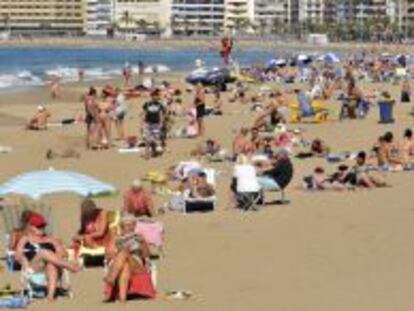 Varios turistas en la playa de las Canteras, en las Islas Canarias. 