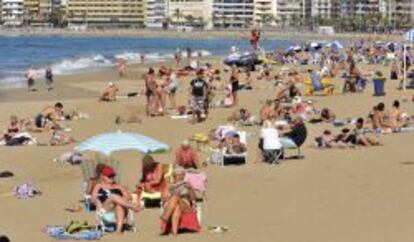 Varios turistas en la playa de las Canteras, en las Islas Canarias. 