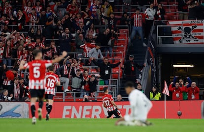 Gorka Guruzeta (centro) celebra el segundo gol del Athletic ante el Madrid este miércoles.