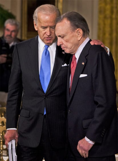 Arlen Specter (derecha) conversa con el vicepresidente estadounidense Joe Biden, el pasado 23 de febrero.