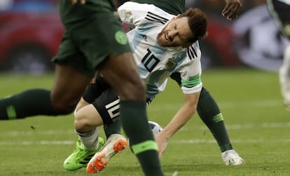 Lionel Messi cae en un momento del partido.