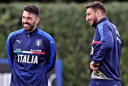 Passado, presente e futuro da Itália: os Gianluigis, Buffon e Donnarumma, goleiros da seleção italiana, durante preparação para o jogo contra a Albânia, o que será o milésimo da carreira de Buffon.