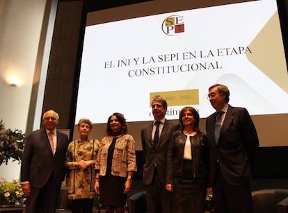 De izquierda a derecha: Ignacio Bayón, Rosa María Mateo, María Jesús Montero, Vicente Fernández, Pilar Platero y Claudio Aranzadi.