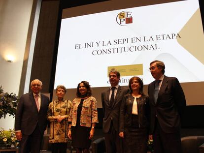 De izquierda a derecha: Ignacio Bayón, Rosa María Mateo, María Jesús Montero, Vicente Fernández, Pilar Platero y Claudio Aranzadi.