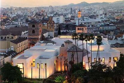 Vista nocturna del Museo Picasso de Málaga.