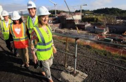 La ministra española de Fomento, Ana Pastor (d), durante su visita el 5 de diciembre de 2012, en compañía del presidente de Sacyr, Manuel Manrique (2d), la vicepresidenta ejecutiva de ingeniería de la Autoridad del Canal de Panamá, Ilya de Marotta (2i), y el director general de Grupo Unidos por el Canal, Bernardo González (i), las obras de ampliación del Canal de Panamá. EFE/Archivo