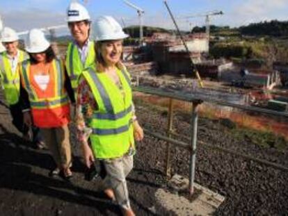 La ministra española de Fomento, Ana Pastor (d), durante su visita el 5 de diciembre de 2012, en compañía del presidente de Sacyr, Manuel Manrique (2d), la vicepresidenta ejecutiva de ingeniería de la Autoridad del Canal de Panamá, Ilya de Marotta (2i), y el director general de Grupo Unidos por el Canal, Bernardo González (i), las obras de ampliación del Canal de Panamá. EFE/Archivo