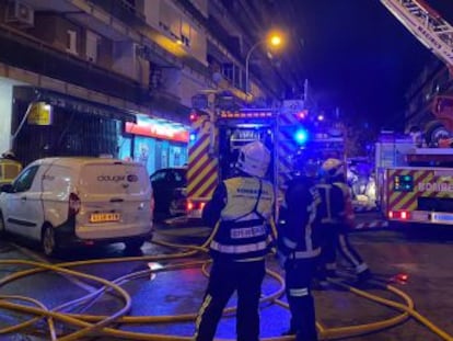 Un niño de ocho años saca de la vivienda a sus hermanos de cinco y un vecino rescata al abuelo y los ayuda a salir del edificio