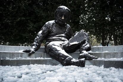 La nieve rodea una estatua de Albert Einstein tras la tormenta de nieve en Washington DC.