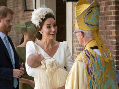 Kate, com seu filho no colo, fala com o arcebispo de Canterbury Justin Welby.