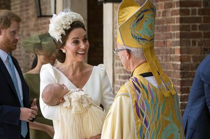 Kate, com seu filho no colo, fala com o arcebispo de Canterbury Justin Welby.
