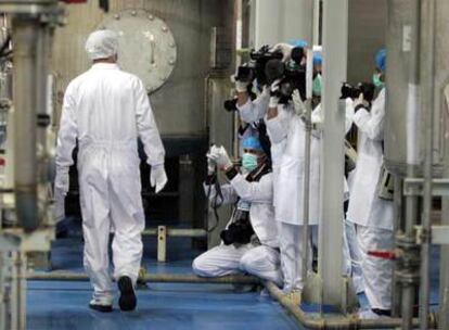 Cámaras y fotógrafos toman imágenes de un técnico en la planta nuclear situada en los alrededores de Isfahán.