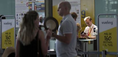 Personal de facturaci&oacute;n de Vueling atiende a los viajeros en el Aeropuerto de El Prat el pasado s&aacute;bado.