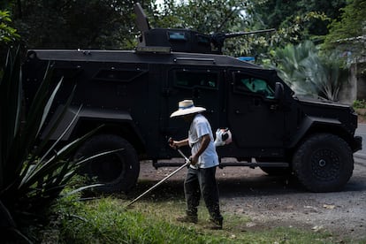 Los vehículos de combate del Ejército permanecen estacionados sobre la entrada del municipio de Sensuntepeque, El Salvador.