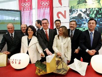 Alberto Ruiz-Gallardón, con los representantes de la candidatura olímpica.
