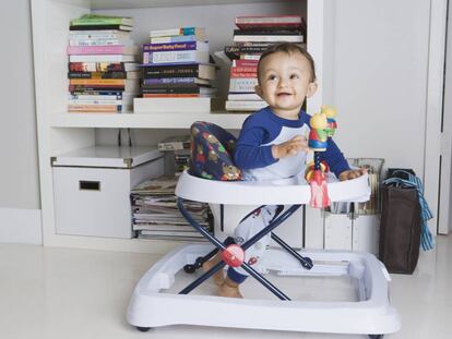 Los andadores no ayudan a que los bebés caminen antes y son un peligro