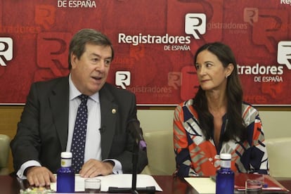 El decano-presidente del Colegio de Registradores, Gonzalo Aguilera, junto a Ana del Valle, directora del Servicio de Coordinación de Registros Mercantiles del Colegio de Registradores, durante la inauguración de European Commerce Registers Forum.