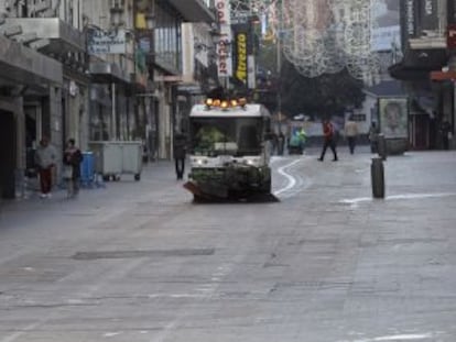 Aspecto de la calle Preciados a primera hora de la mañana de ayer.
