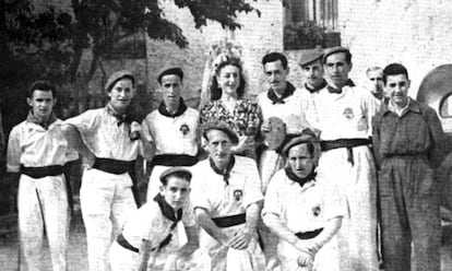 Una de las mujeres que ejerció de madrina en los sanfermines rodeada de hombres, en una foto sin datar cedida por Rafa Aguilera, de la peña del Bronce.