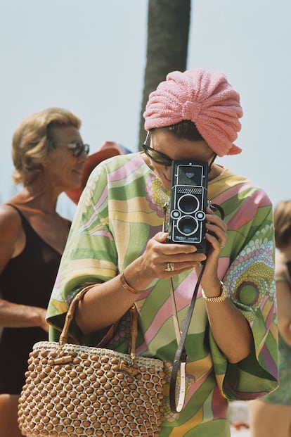 En sus veranos en Mónaco, Grace Kelly se convirtió en icono de estilo y en ejemplo de cómo pisar la arena de la playa sin perder ni un ápice de dignidad. En este caso, en 1972, combina caftán con estampados setenteros con turbante rosa para recogerse el pelo.