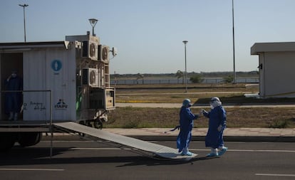 Técnicos del Ministerio de Salud en un puesto de testeo rápido de covid-19 en la costanera de Asunción. Basta pedir turno por teléfono cuando se tengan dos síntomas y se puede hacer la prueba sin bajar del auto. Paraguay ha conseguido que la Organización Panamericana de la Salud (OPS), el brazo regional de la Organización Mundial de la Salud (OMS) considere su gestión como “muy positiva”.