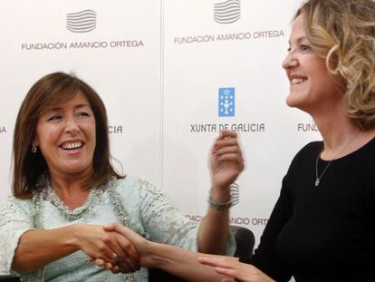 La conselleira Beatriz Mato y Flora Pérez, de la Fundación Amancio Ortega, durante la firma ayer del convenio en Arteixo.