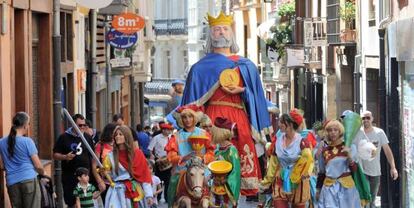 Desfile de gigantes este miércoles por la calle Herrería.  