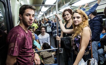 Os amigos Ian Pretti, Jovelina Carvalho e Lígia Otero, que usaram metrô para se locomover durante a Virada.