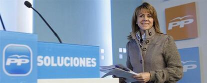 La secretaria general del PP, María Dolores de Cospedal, antes de la conferencia de prensa.