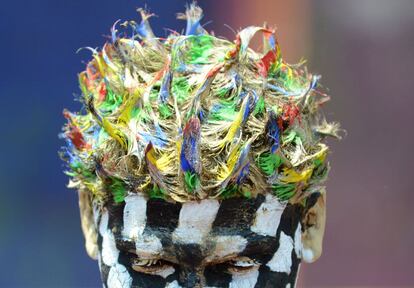 Un hombre se pinta de colores para dar la bienvenida a la primavera durante la celebración del festival hindú Holi en la ciudad india de Bombay, 27 de marzo de 2013.