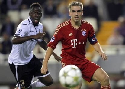 Cissokho vigila a Lahm.