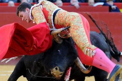 Daniel Luque fue sorprendido por el segundo toro, que le hirió en la pierna derecha.