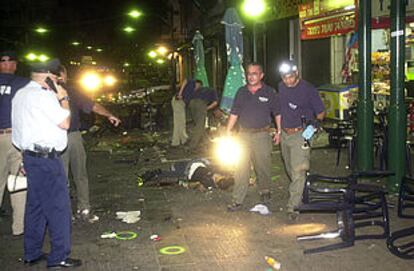 Agentes israelíes examinan el lugar del atentado poco después de la explosión.