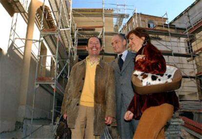 Claude y Bernard Picasso, junto a Carmen Calvo, ayer, en la visita a las obras del Museo Picasso.