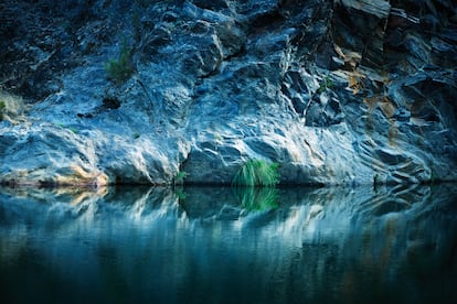 Del manantial, de origen magmático, brota agua a 16º C de temperatura constante. Fue descubierto en el siglo XIX cerca de Verín (Ourense).