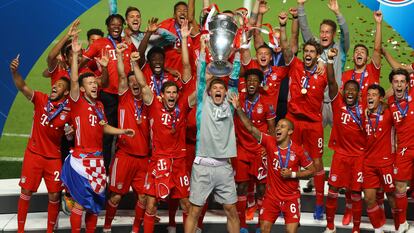 Neuer alza al cielo de Lisboa la Copa de Europa conquistada por el Bayern.