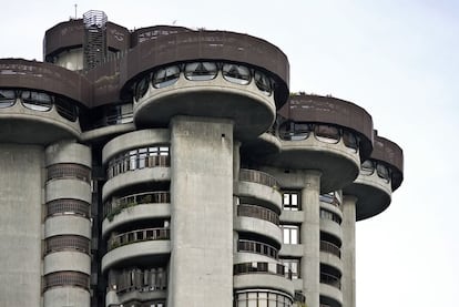 Avda. de América, 37. Sin duda, uno de los edificios más emblemáticos de la ciudad. La torre gris de Sáenz de Oiza es una cumbre del estilo organicista y el uso virtuoso del hormigón.