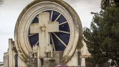 Portal del cementerio 
de Saldungaray, con una descomunal cruz.