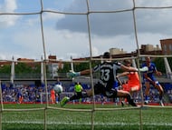 Fermín López marca el primer gol del Barcelona ante el Getafe.