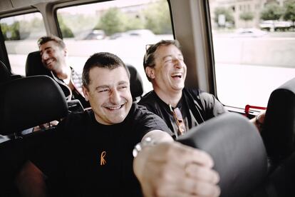 Joan, Josep y Jordi Roca en un autobús.