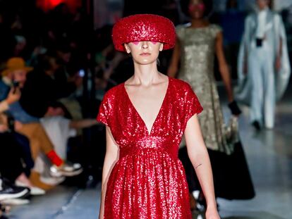 Los bailarines se cuelan entre las modelos en Maison Mesa