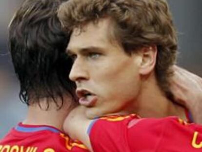 Fernando Llorente celebra su gol, el tercero de España, con los defensas Carlos Marchena y Joan Capdevila durante el partido contra Arabia Saudí de preparación para el Mundial disputado en el estadio Tivoli de Innsbruck (Austria).